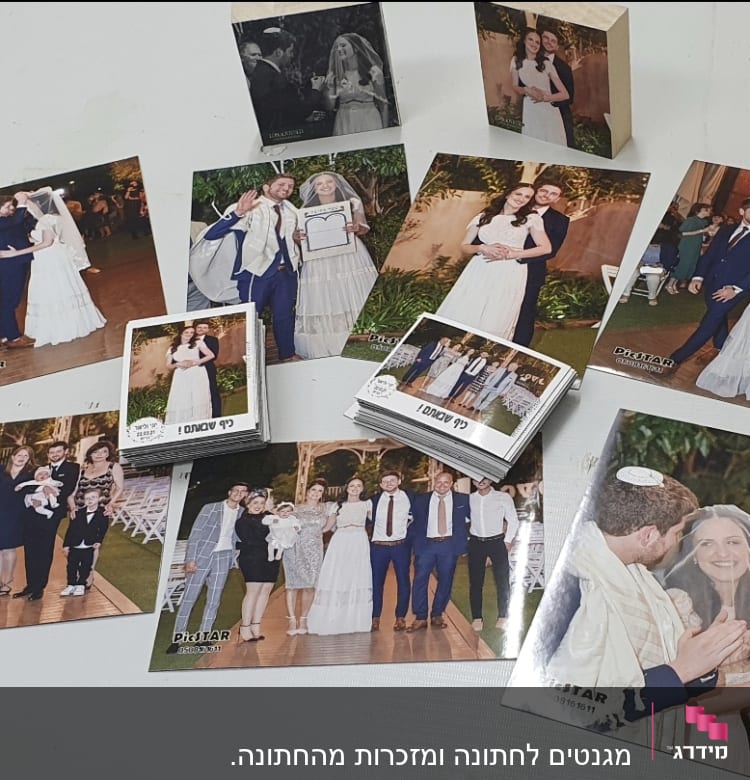 תמונות חתונה על שולחן, זוגות ומשפחות מחייכים